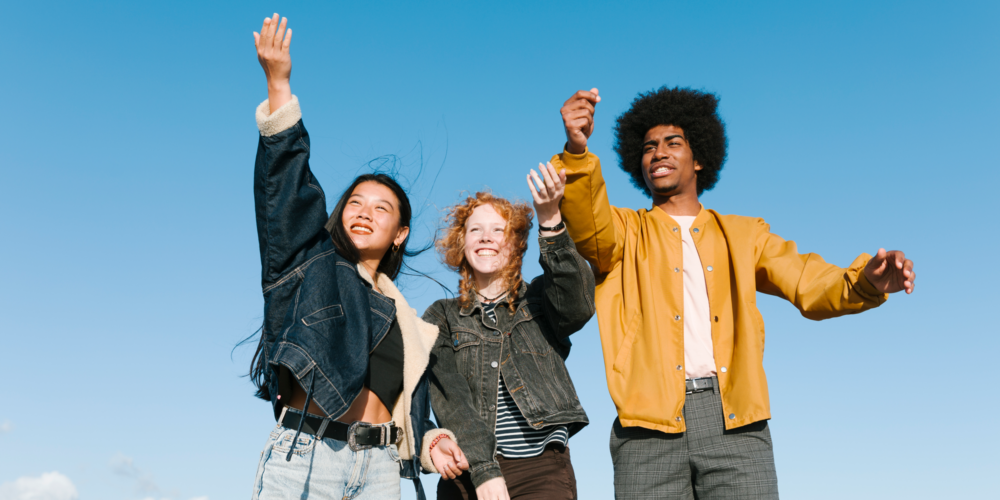céu, roupas, pessoa, outdoor, sorriso, Rosto humano, casaco, Feliz, jeans, amizade, Juventude, homem, Calça, em pé, grupo, pessoas