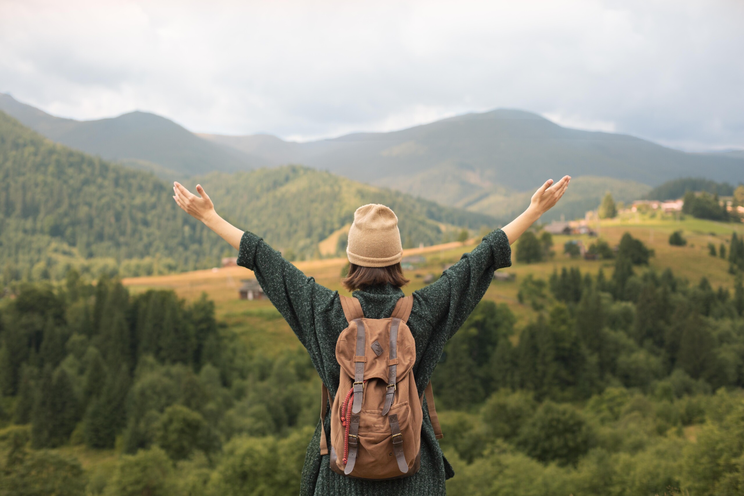 outdoor, céu, roupas, nuvem, pessoa, árvore, caminhada, montanha, grama, braço, em pé, natureza, chapéu
