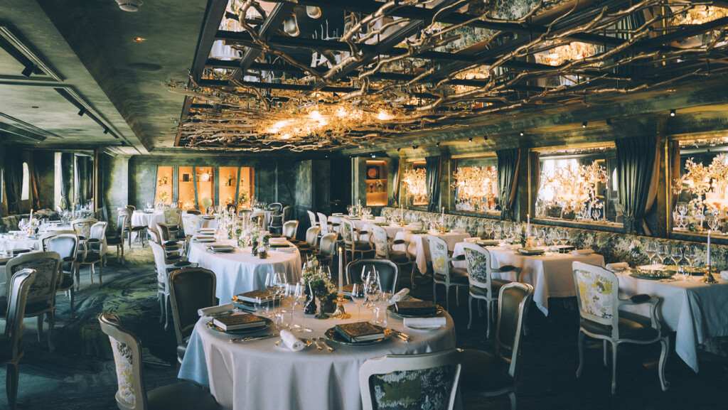 cadeira, teto, interno, móveis, mesa, Salão de eventos, louça, toalha de mesa, Mesa da sala de jantar e cozinha, Jantar de ensaio, banquete, cômodo, parede, restaurante, jantar, grande