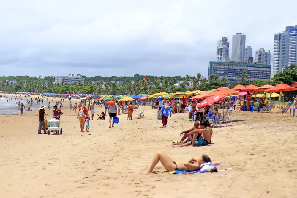 outdoor, céu, praia, nuvem, térreo, pessoas, turismo, água, férias, verão, Bronzeamento, arranha-céu, costa, grupo, areia, pessoa, natureza, multidão, arenoso