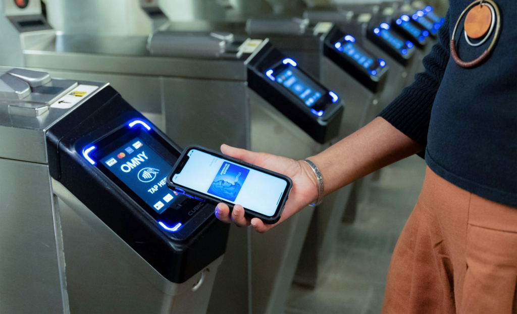 pessoa, roupas, Telefone celular, aparelho, Dispositivo eletrônico, eletrônica, relógio de pulso, interno, em pé, smartphone