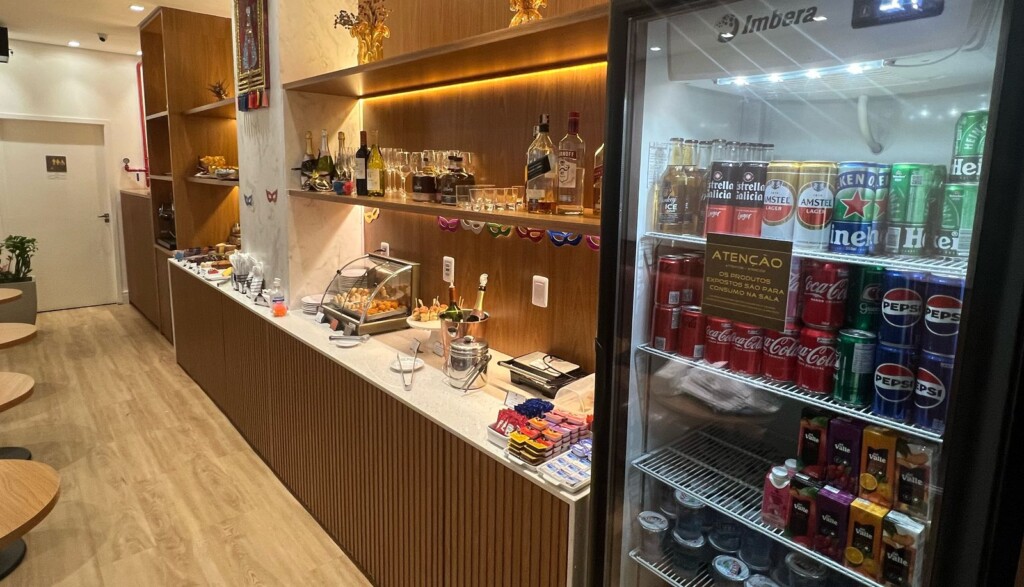 interno, parede, prateleira, Balcão, garrafa, Caixa de exibição, Armários, eletrodoméstico de cozinha, alimento, refrigerante, cozinha, piso, loja, comprar, geladeira, teto