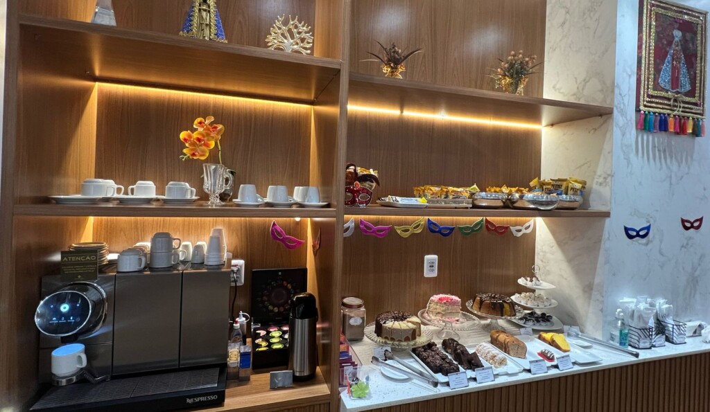 interno, parede, Balcão, Armários, Caixa de exibição, móveis, armário, eletrodoméstico de cozinha, Eletrodoméstico, texto, cozinha, prateleira, teto