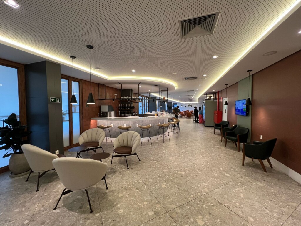 teto, móveis, interno, piso, design de interiores, mesa, lobby, parede, mesa de café, sofá, Assoalho, cômodo, Sofá de studio, Luminária de teto, cadeira, hotel, térreo