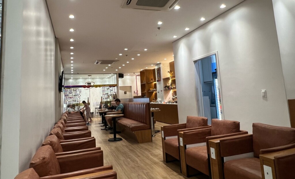 interno, parede, teto, design de interiores, piso, mesa, sofá, mesa de café, lobby, Sofá de studio, cômodo, Luminária de teto, Sala de espera, Assoalho, cadeira, salão, móveis, hotel