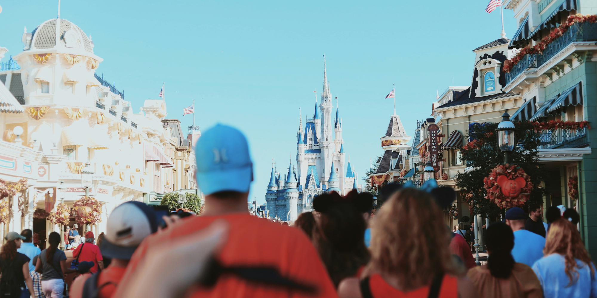 DAS - Entenda como funciona e como solicitar o serviço de acessibilidade da Disneyhumano, multidão, rua, cidade, em pé