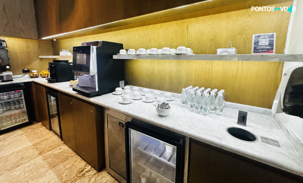 interno, parede, Balcão, Eletrodoméstico, Armários, armário, pia, texto, eletrodoméstico de cozinha, gaveta, móveis, mesa, Eletrodoméstico pequeno, cozinha, computador, Forno micro-ondas, piso, micro-ondas, eletrodoméstico