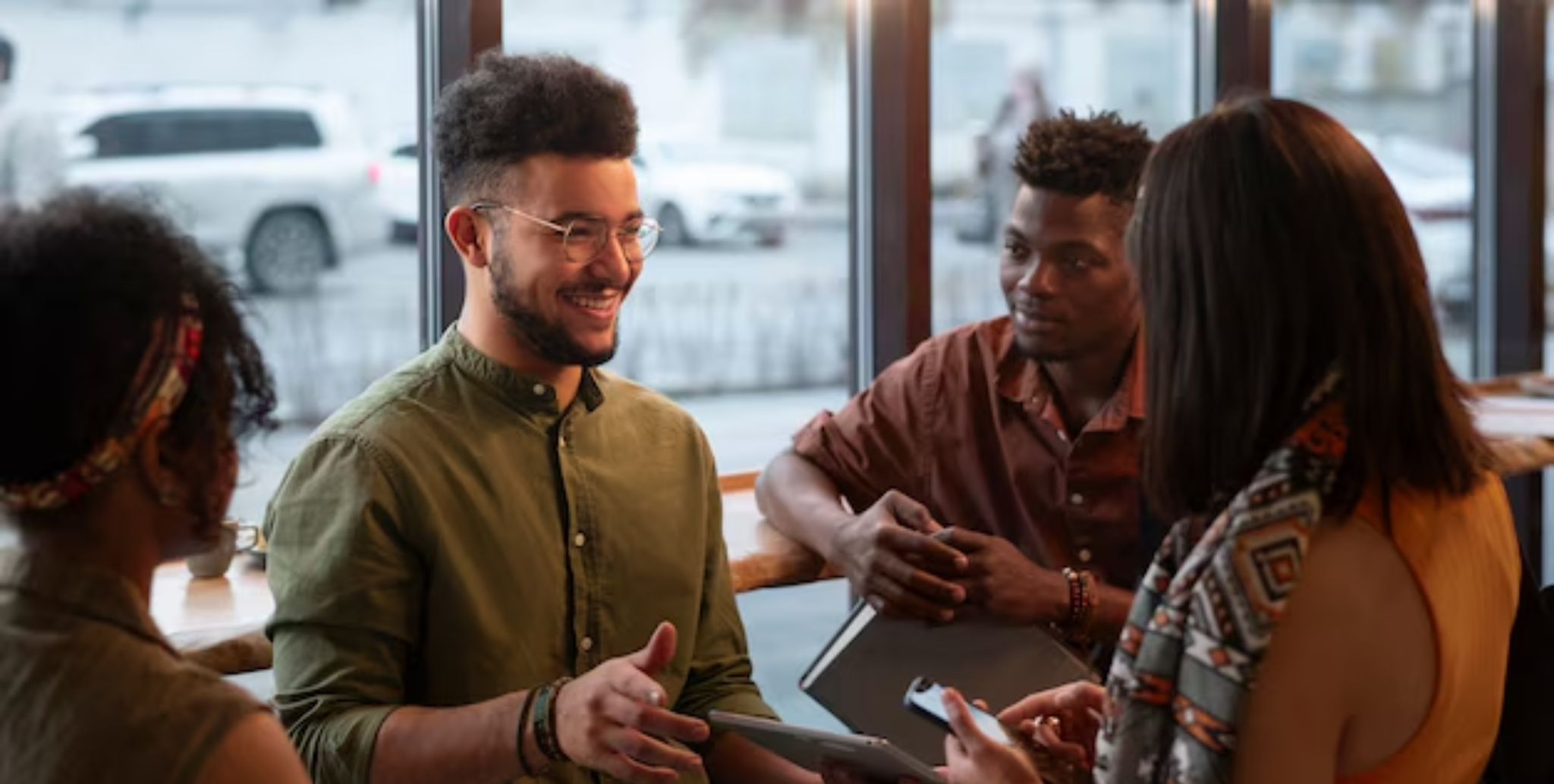 pessoa, roupas, Rosto humano, homem, Veículo terrestre, veículo, Conversa, pessoas, laptop, janela, grupo, interno, mulher, olhar