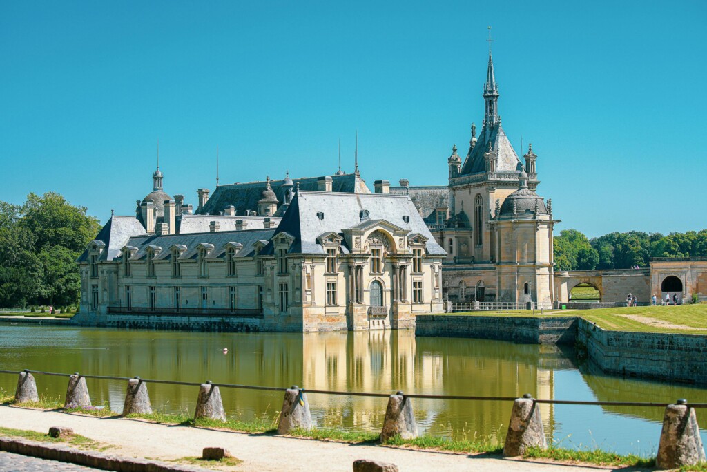 outdoor, céu, árvore, construção, planta, água, lago, Castelo aquático, Arquitetura medieval, Espelho d’água, Palácio, Chateau, torre, grama, castelo, fortaleza, viagem, rio