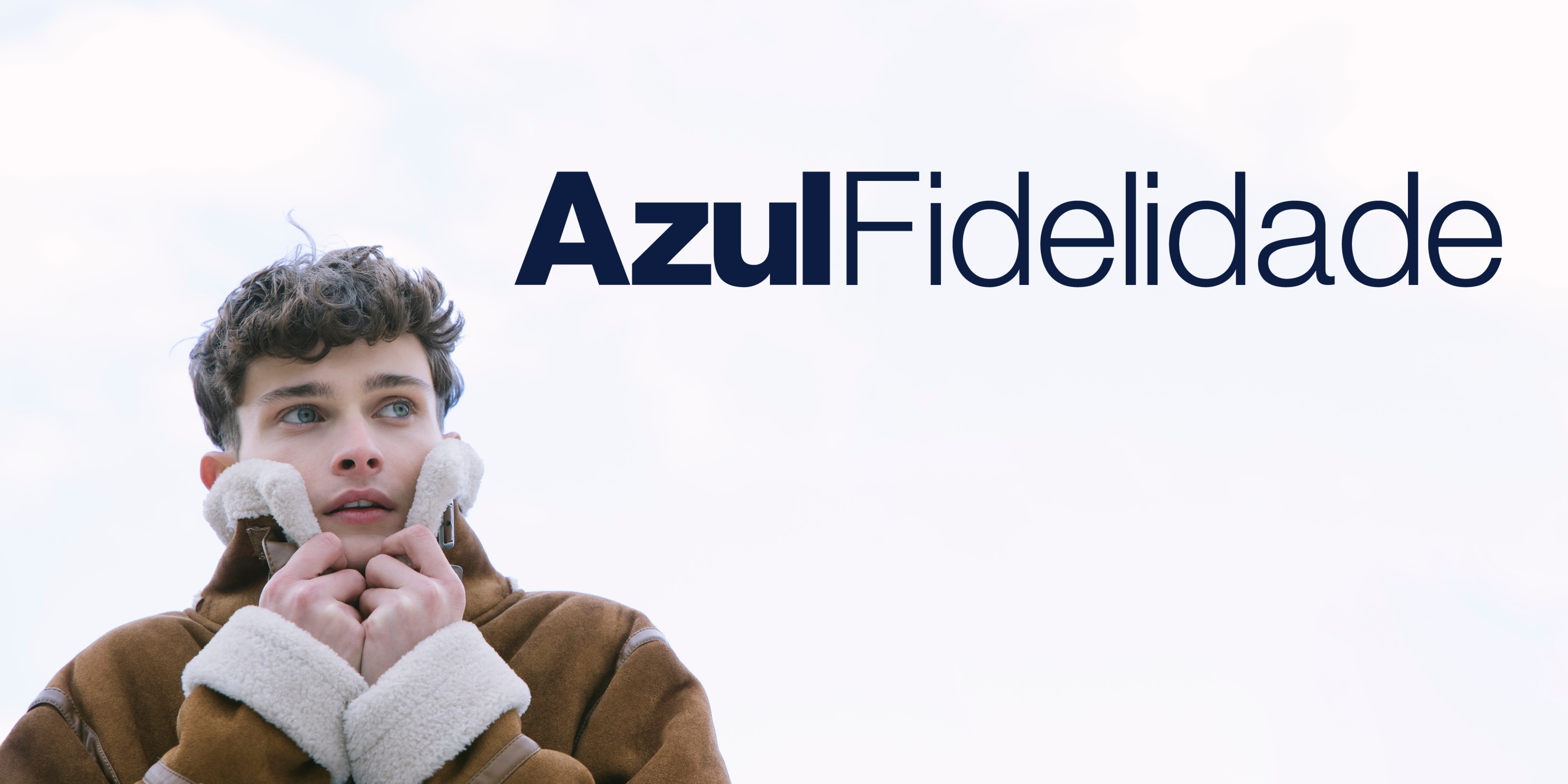 Rosto humano, céu, roupas, texto, pessoa, captura de tela, casaco, outdoor