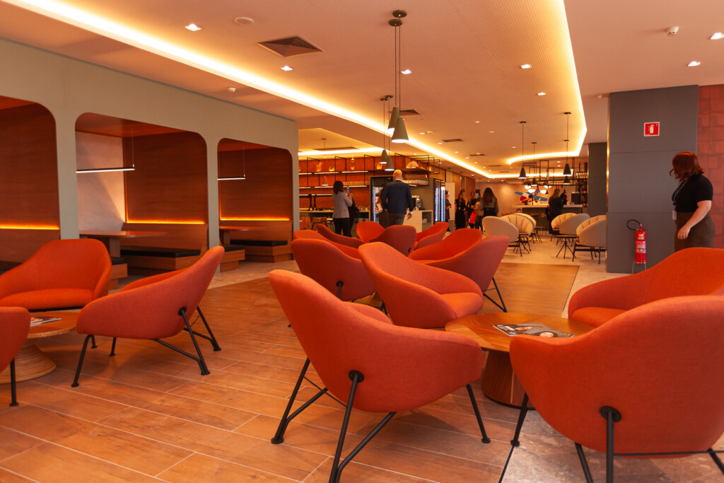 móveis, teto, interno, piso, mesa, design de interiores, mesa de café, Apoio de braço, restaurante, Sala de espera, Assoalho, parede, cadeira, pessoa, cômodo, hotel, pessoas, divã