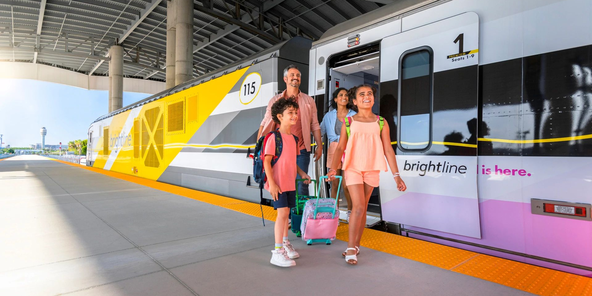 roupas, calçados, pessoa, transporte, trem, transporte público, viagem, estação de trem, Estação de metrô, Metrô, em pé, outdoor, plataforma, pessoas, mulher, pista, amarelo