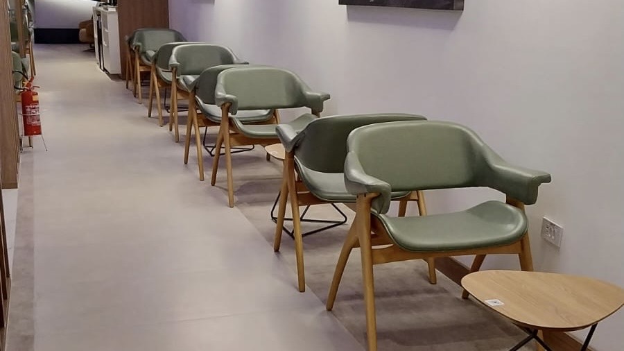 móveis, piso, interno, parede, mesa, fezes, mesa de café, Apoio de braço, design de interiores, cadeira, Sala de espera, cômodo, design