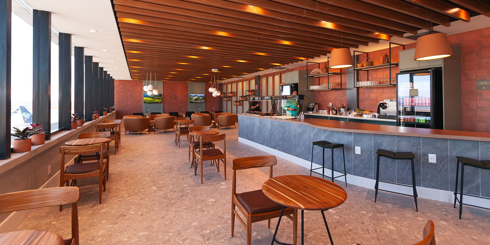 Espaço VIP Plus móveis, interno, restaurante, teto, piso, cafeteria, parede, Mesa da sala de jantar e cozinha, lanchonete, fezes, mesa, cadeira, bar, café