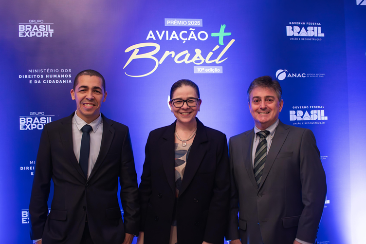 terno, roupas, Rosto humano, sorriso, pessoa, homem, Roupa formal, Blazer, Executivo, Trabalhador de escritório, em pé, posar, interno, evento, negócios