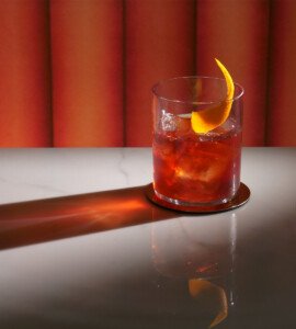 coquetel, Utensílios para bebidas, Bebidas alcoólicas, Vidro antigo, Utensílios de bar, líquido, Ponche, Copo alto, Grogue, Amaretto, Campari, Long island iced tea, refrigerante, Cubo de gelo, Bebida destilada, Rusty nail, fluido, Coquetel clássico, licor, Spritz, Aperitivo, Padrinho, suco, Suco de oxicoco, Cuba libre, Coquetel de vinho, Guarnição de coquetel, xícara, interno, chá, laranja, bebida, vermelho, álcool