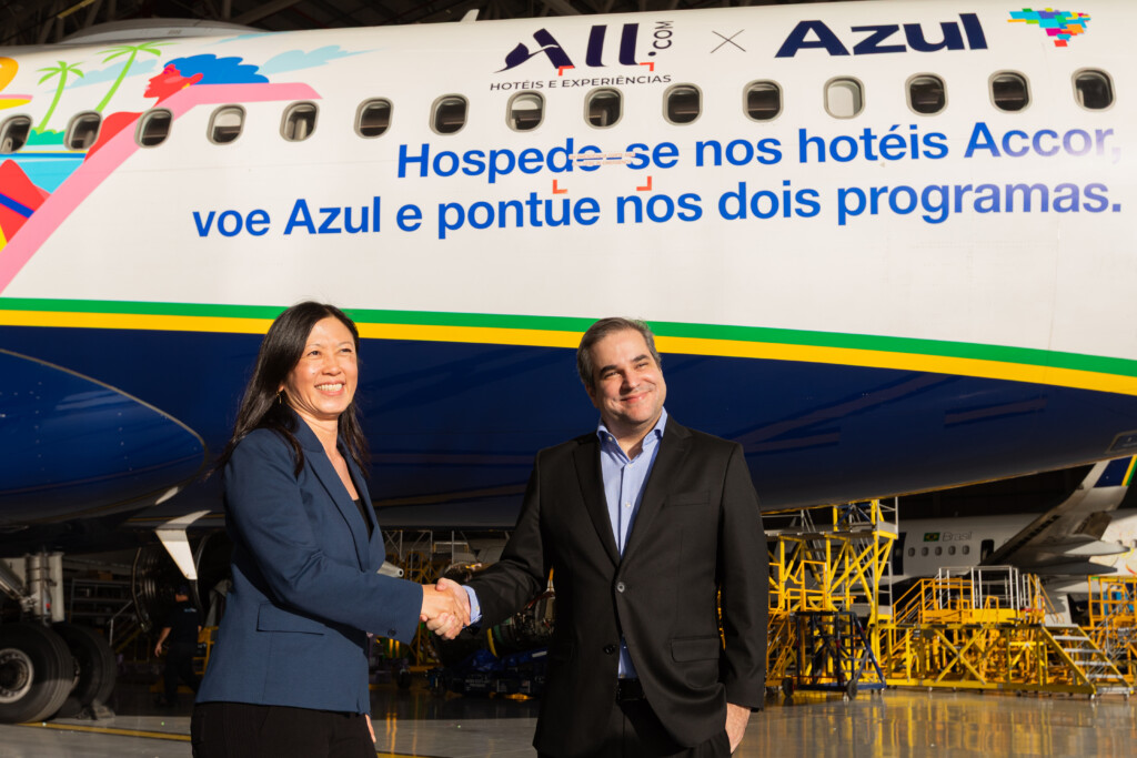 roupas, pessoa, plaina, terno, texto, homem, avião, sorriso, aeronave, Serviço, em pé, aviação, aeroporto, outdoor, placa