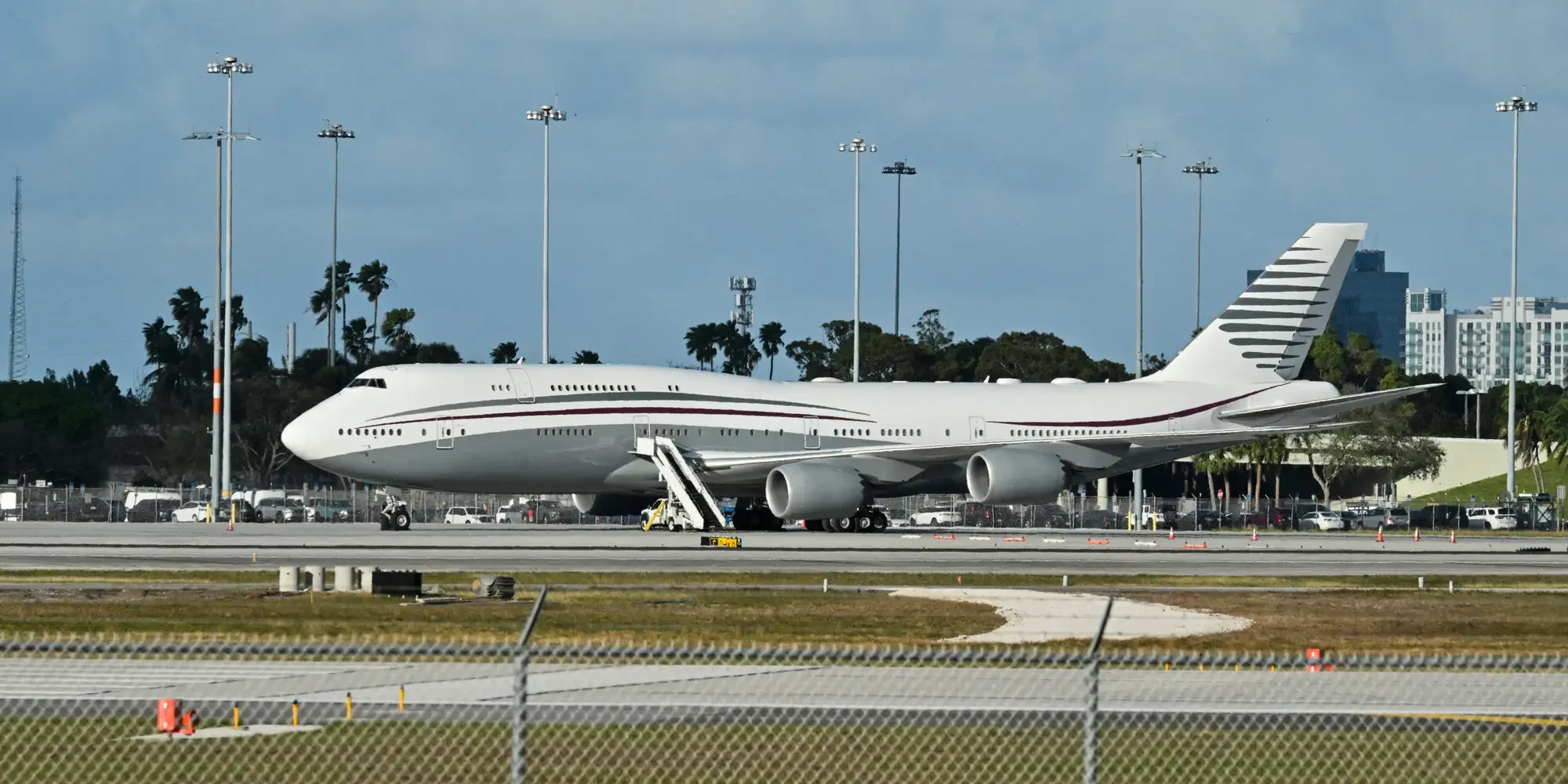 outdoor, boeing, trump, estados unidos, catar transporte, céu, plaina, veículo, Viagem aérea, avião de passageiros, Jato, avião, nuvem, aviação, Motor de aeronave, passarela, aeronave, Linha aérea, Engenharia aeroespacial, aeroporto, Motor de jato, Flap, Plataforma de estacionamento, Fabricante aeroespacial, jato, estrada, Jato bimotor, Aeronave de corpo estreito, grama, térreo, estacionado, grande