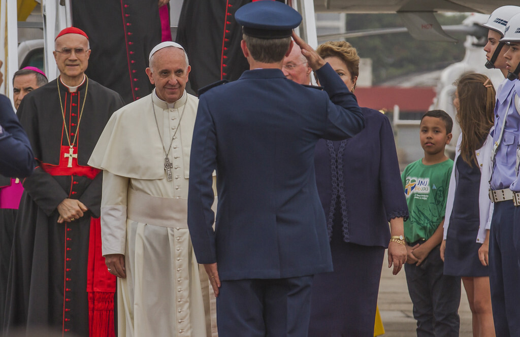 pessoa, homem, roupas, Rosto humano, vestimenta, terno, mulher, em pé, pessoas, sorriso, roupa de uso ao ar livre, grupo, outdoor, capa, vestir