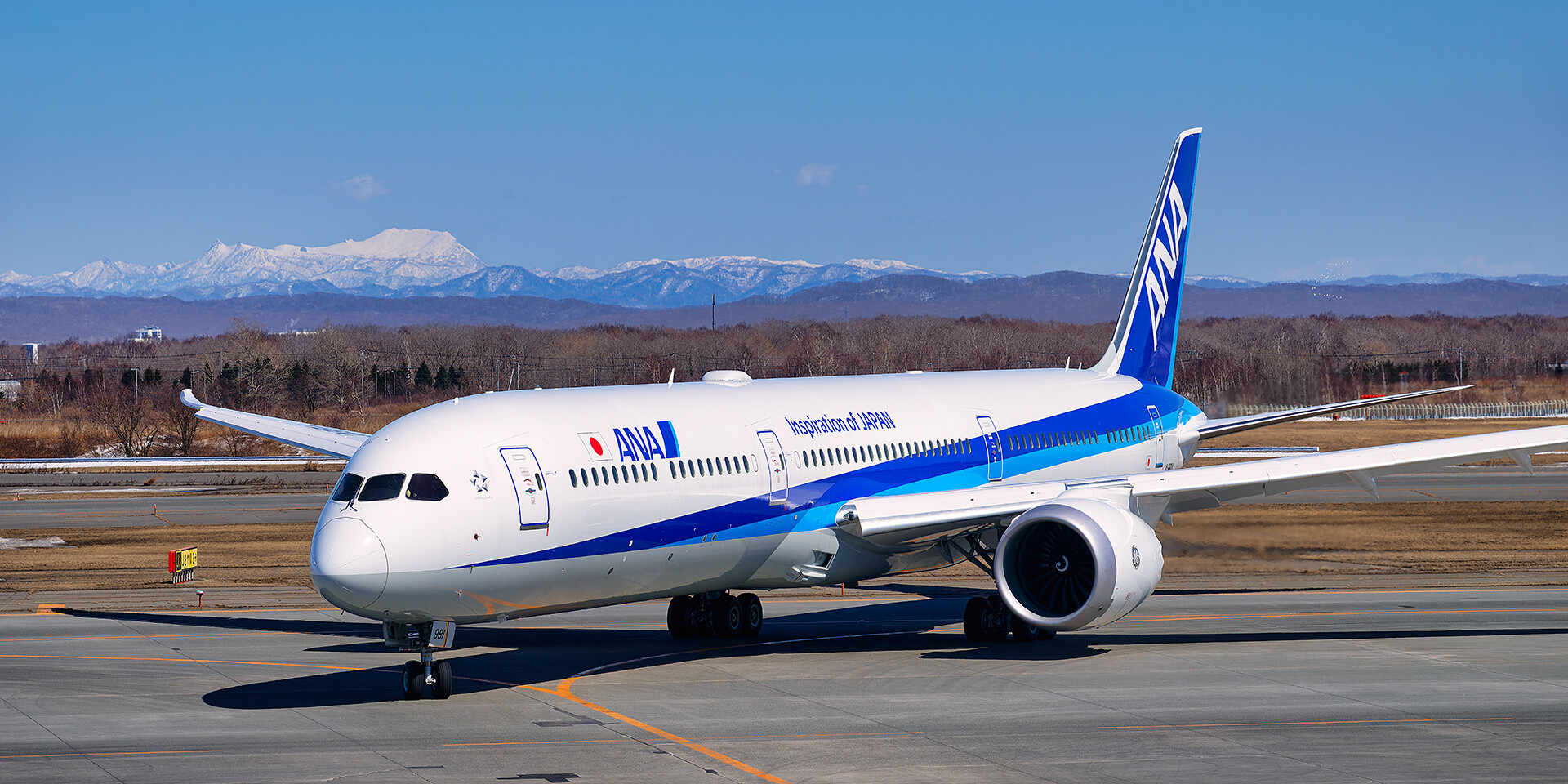 aeronave, plaina, outdoor, transporte, avião de passageiros, avião, Linha aérea, Viagem aérea, veículo, céu, Motor de jato, Motor de aeronave, Aeronave de corpo estreito, Flap, Jato bimotor, Engenharia aeroespacial, Jato, Serviço, aviação, passarela, aeroporto, Boeing 737, Boeing 737 próxima geração, Boeing 747-400, decolagem, asa, Boeing 747, térreo, montanha, jato, grande, azul, airbus, estrada