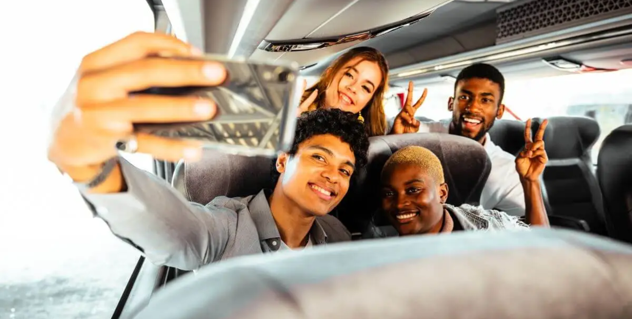 pessoa, Rosto humano, roupas, passageiro, veículo, sorriso, pessoas, mulher, interno, ônibus