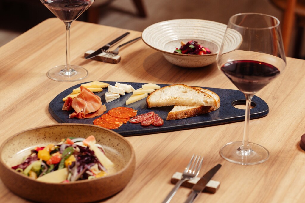 louça, mesa, refeição, Taça de vinho, interno, alimento, Prato, placa, bebida, Copos com pé, Utensílio de cozinha, Arte culinária, Culinária, prato, brunch, visa infinite privilege lounge, talheres, garfo, Utensílios de servir, Taças para champagne, Ceia, Utensílios para bebidas, tigela, jantar, Cicchetti, Comida à la carte, vinho, colher, vinho tinto, de madeira, óculos, restaurante