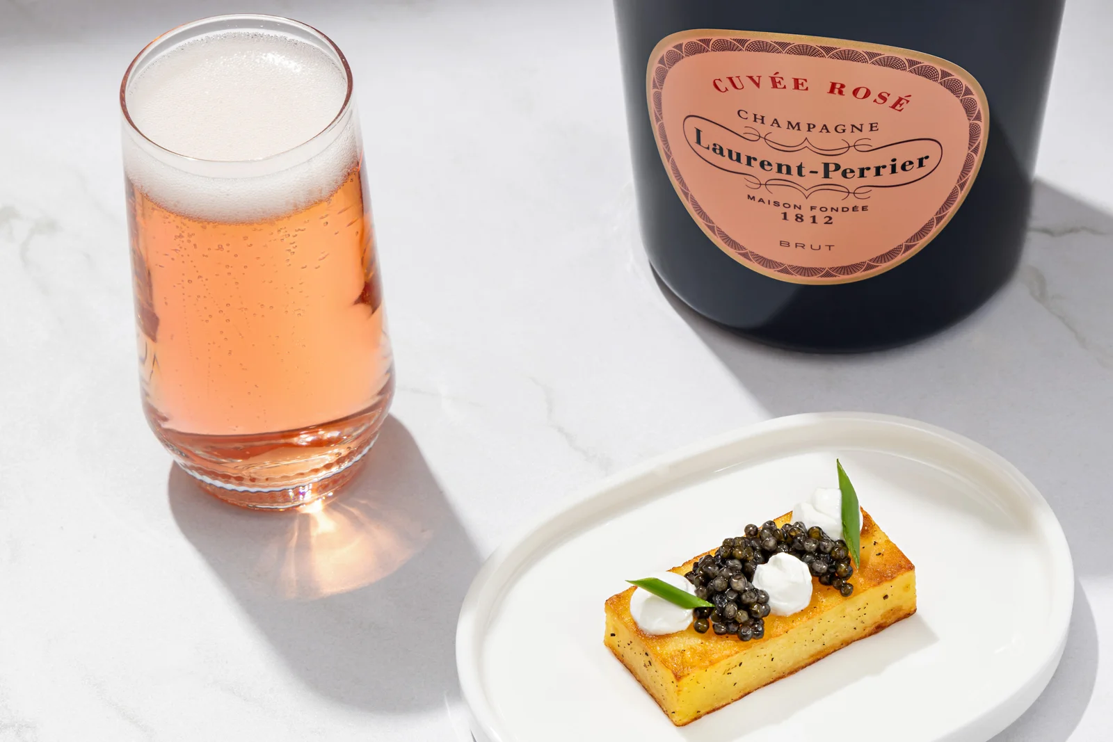 alimento, louça, mesa, Bebidas alcoólicas, placa, Arte culinária, cerveja, Utensílios para bebidas, refeição, Bebida destilada, coquetel, Comida à la carte, vinho, Utensílios de bar, guarnição, suco, interno, álcool, bebida, restaurante