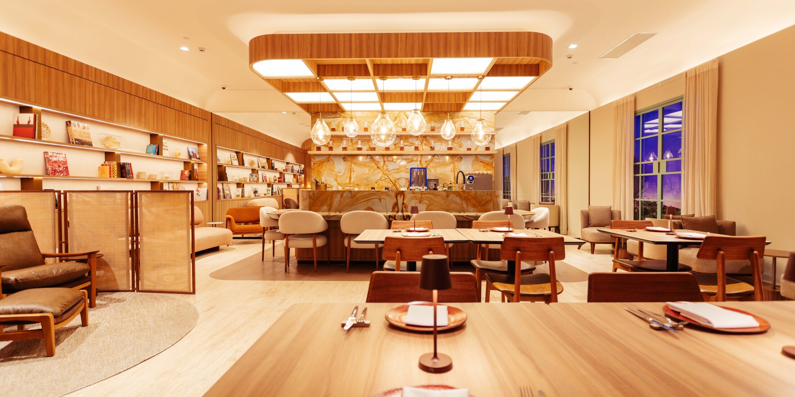 interno, design de interiores, piso, teto, parede, mesa de café, Mesa da sala de jantar e cozinha, Assoalho, Luminária de teto, lobby, restaurante, sofá, mesa, vaso, Sofá de studio, cômodo, cadeira, móveis, hotel, jantar, infinite privilege lounge