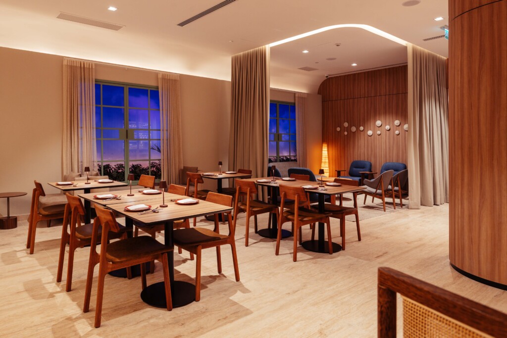 interno, móveis, piso, parede, mesa, teto, Mesa da sala de jantar e cozinha, design de interiores, Assoalho, restaurante, salão, jantar, cadeira, hotel, de madeira, cômodo, sala de jantar, mesa de jantar, visa infinite privilege lounge