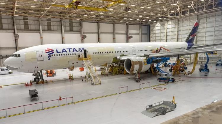 plaina, veículo, Viagem aérea, aeroporto, Serviço, avião de passageiros, aeronave, transporte, Engenharia aeroespacial, Linha aérea, avião, construção, Motor de aeronave, Motor de jato, Jato, Plataforma de estacionamento, Fabricante aeroespacial, térreo, Aeronave de corpo estreito, hangar, interno, airbus, aviação, estacionado, grande, jato