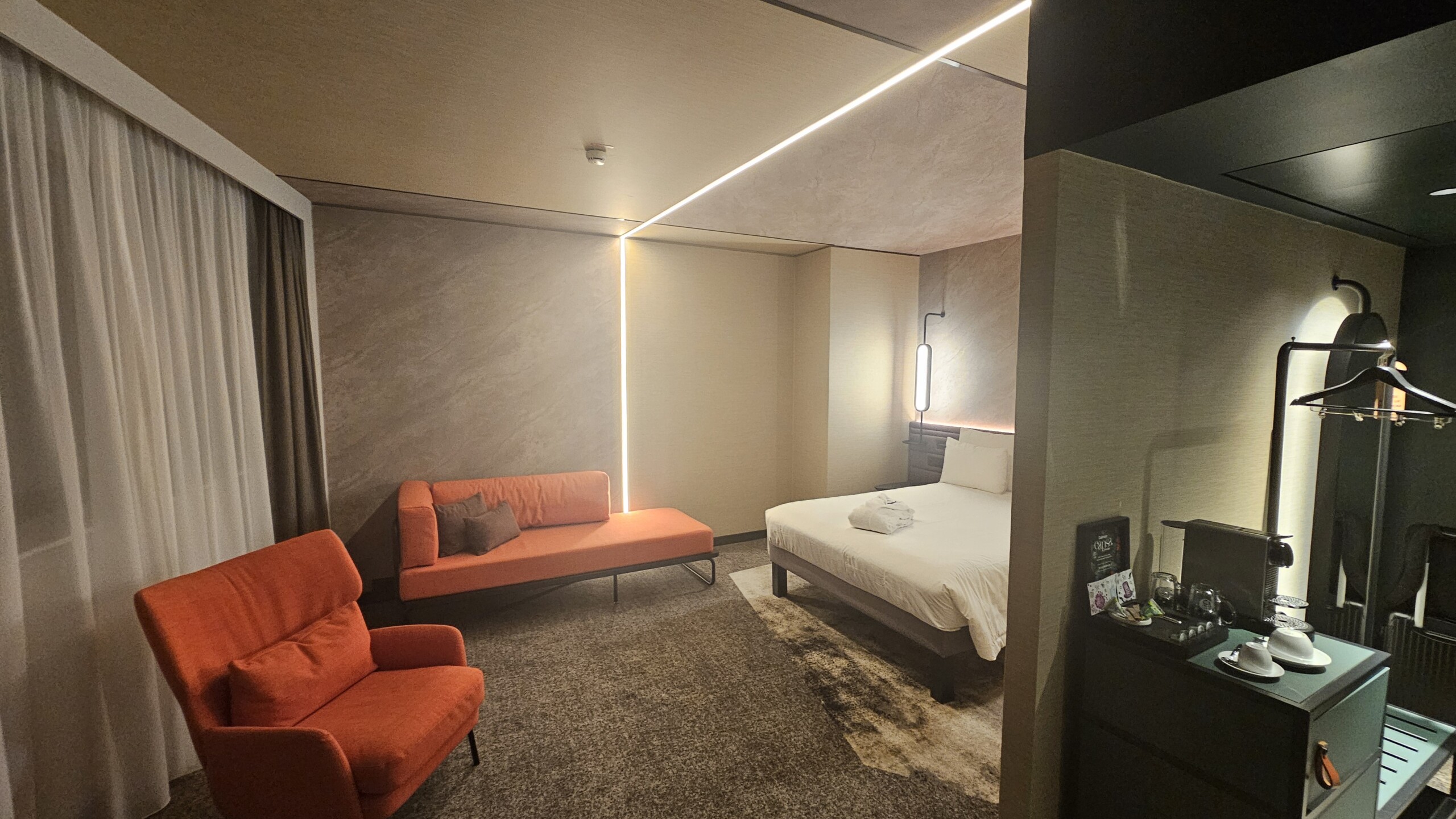 interno, parede, design de interiores, móveis, sofá, travesseiro, cama, piso, cortina, Sofá-cama, teto, Abajur, Sofá de studio, Decoração para janelas, sala de estar, recanto, Poltrona, Assoalho, lâmpada, almofada, hotel, cômodo, Cobertura para janela, Suíte, Roupa de cama, quarto