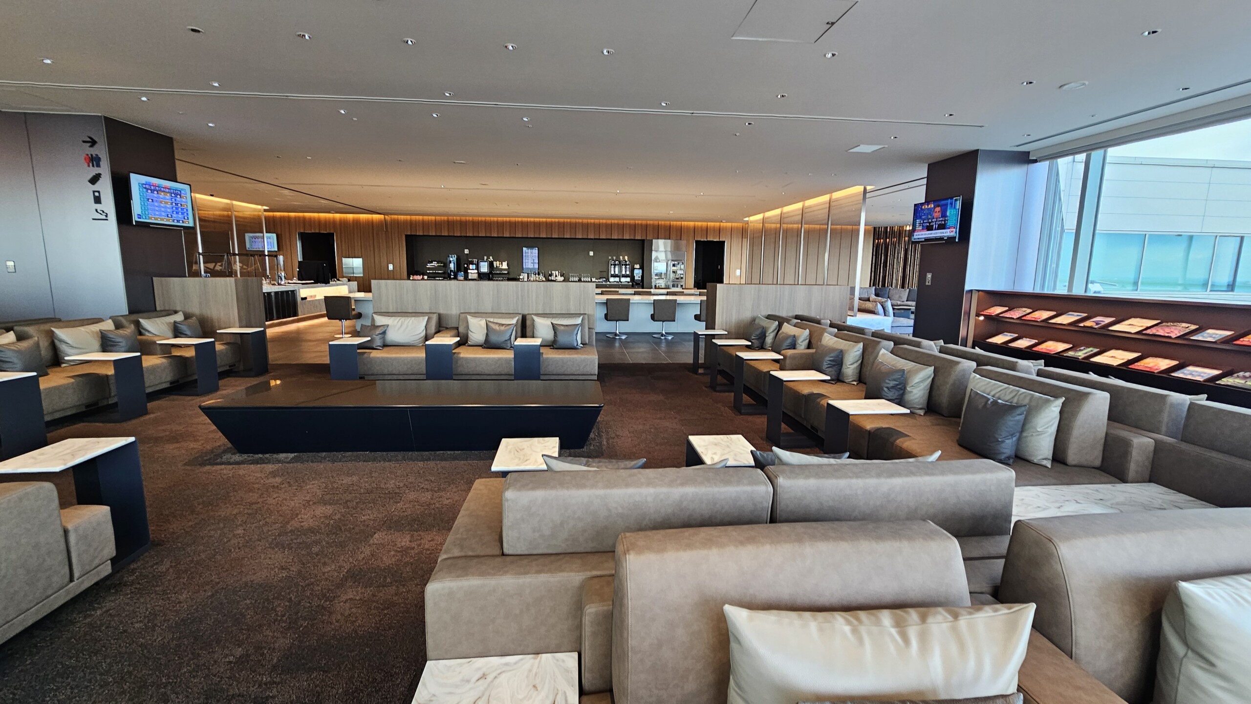 interno, sofá, teto, design de interiores, Sofá de studio, parede, mesa de café, Sofá-cama, mesa, piso, cômodo, cadeira, Sala de espera, Poltrona, hotel, grande, móveis, divã