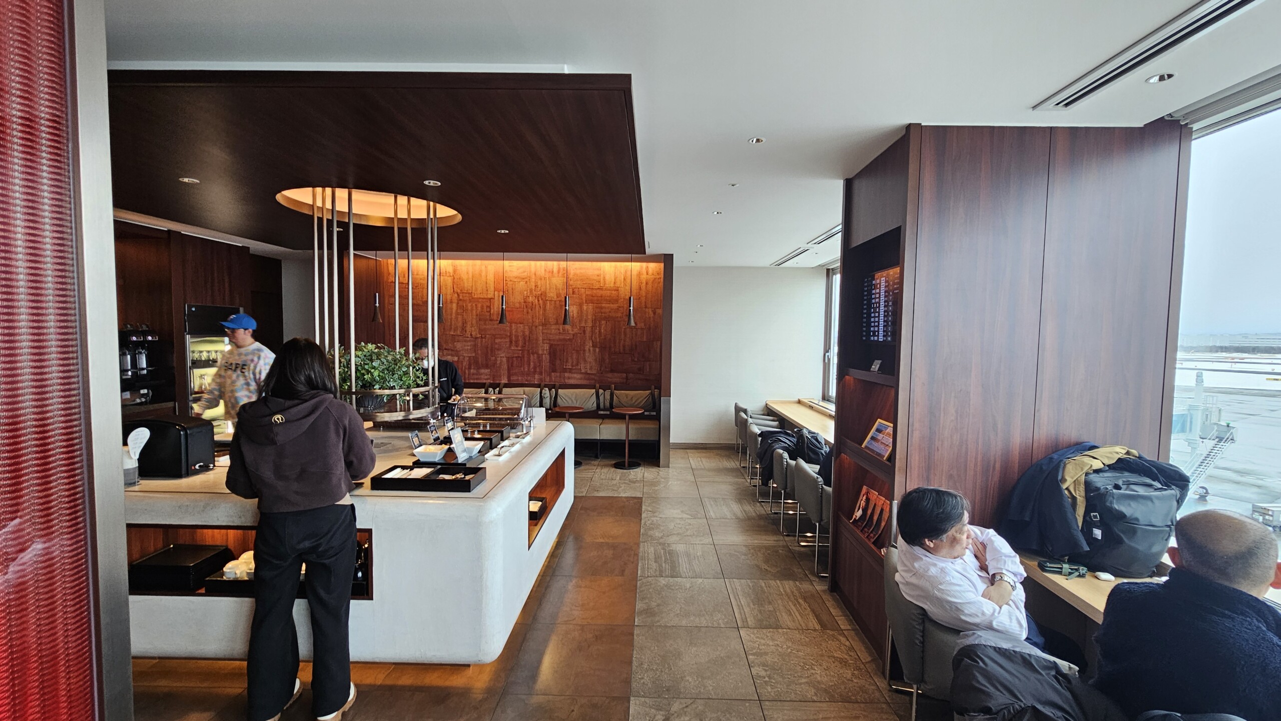 roupas, interno, parede, homem, móveis, calçados, pessoa, mesa, cadeira, design de interiores, Balcão, Armários, teto, piso, pessoas, cômodo, cozinha, design