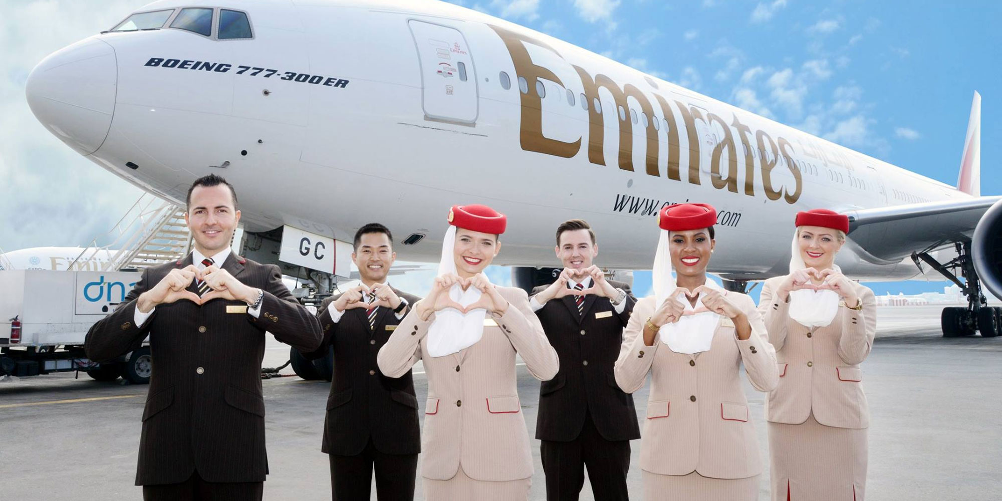 plaina, roupas, céu, pessoa, Viagem aérea, veículo, transporte, aviação, avião de passageiros, outdoor, Engenharia aeroespacial, Jato, Linha aérea, aeronave, Serviço, aeroporto, avião, Fabricante aeroespacial, passarela, em pé, pessoas, posar, térreo, jato, força aérea, mulher, emirates, lucro, recorde, funcionários, bônus