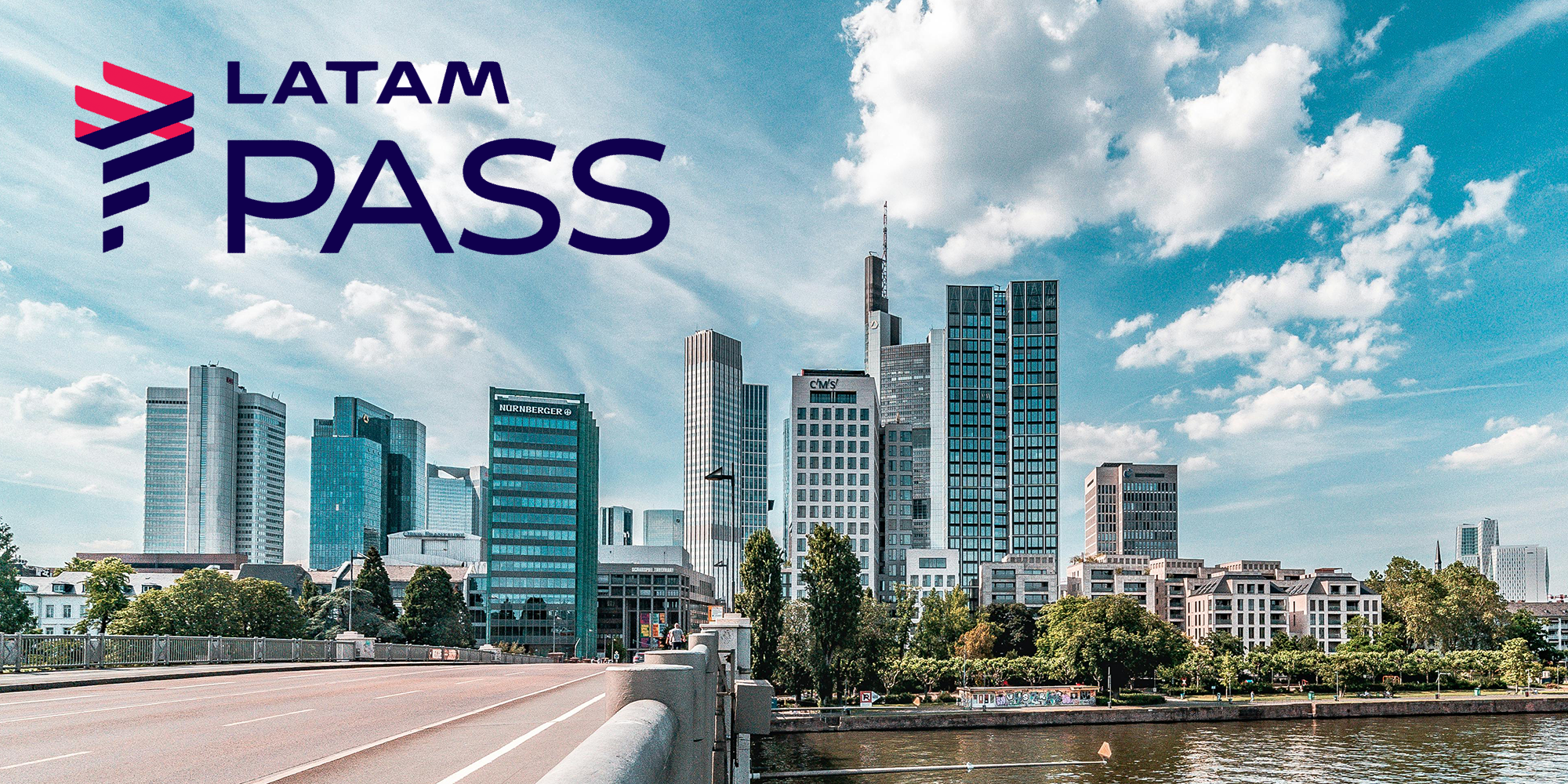 nuvem, outdoor, construção, árvore, água, céu, texto, Torre de apartamentos, horizonte, arranha-céu, Área metropolitana, Metrópolis, lago, paisagem urbana, centro da cidade, Área urbana, Construção de uso misto, Prédio comercial, Condomínio, cidade, placa, rio, rua, franfurt, alemanha, passagens, latam, pass