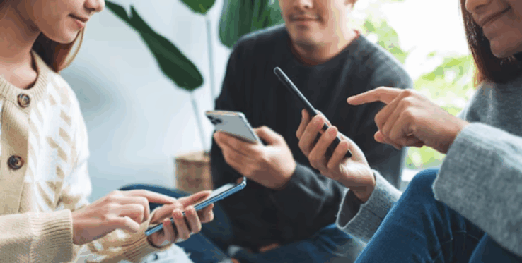 grupo de jovens no celular Bate-papo PPV! Grupo gratuito para compartilhar dicas de viagens e milhas