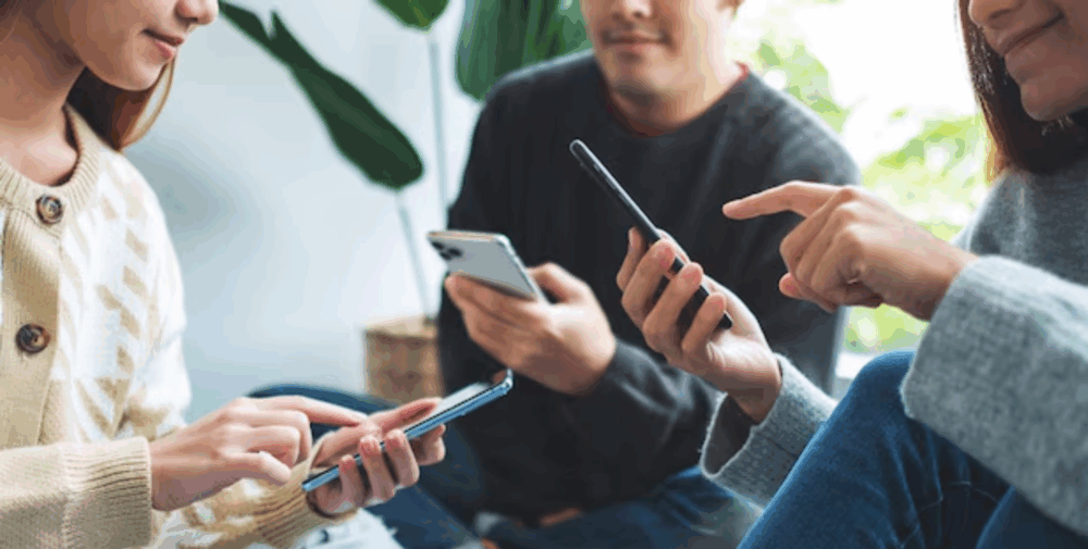 grupo de jovens no celular Bate-papo PPV! Grupo gratuito para compartilhar dicas de viagens e milhas