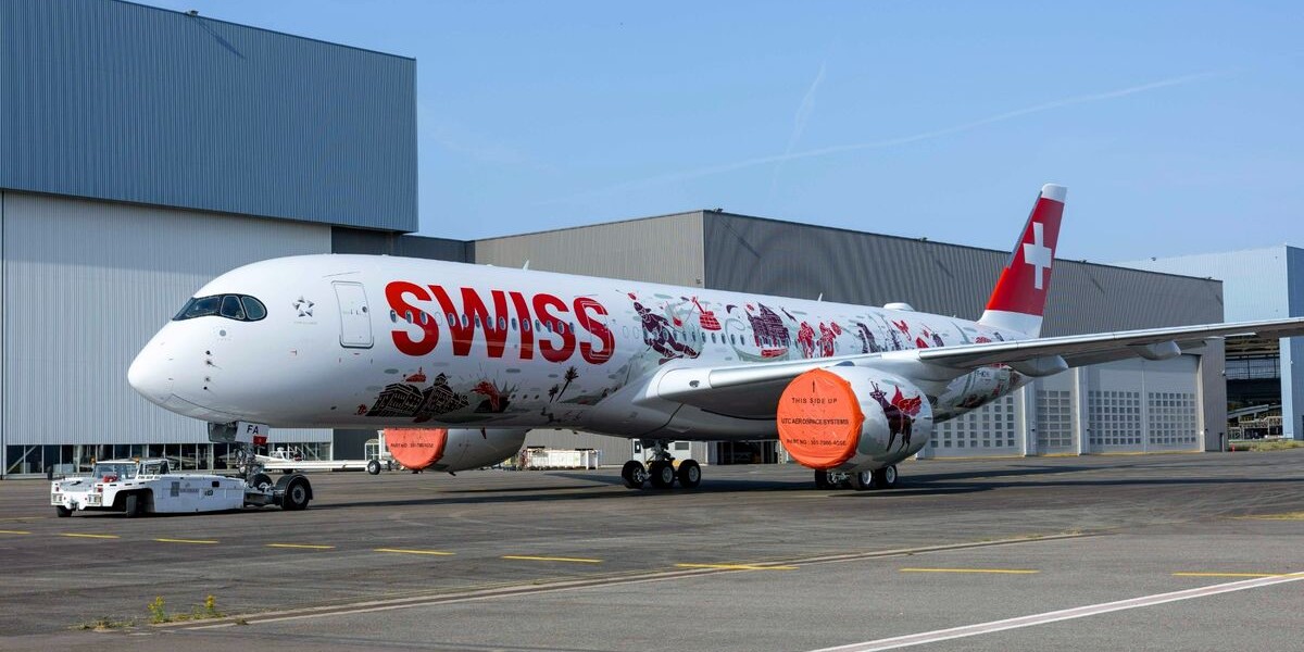 transporte, aeronave, plaina, outdoor, veículo, avião de passageiros, aeroporto, avião, Viagem aérea, céu, Linha aérea, passarela, Motor de jato, Motor de aeronave, Serviço, Aeronave de corpo estreito, Jato, Jato bimotor, Flap, Engenharia aeroespacial, airbus, jato, Plataforma de estacionamento, estrada, aviação, Boeing 737, Frete, Boeing 737 próxima geração, Família Airbus a320, grande, estacionado, térreo, vermelho