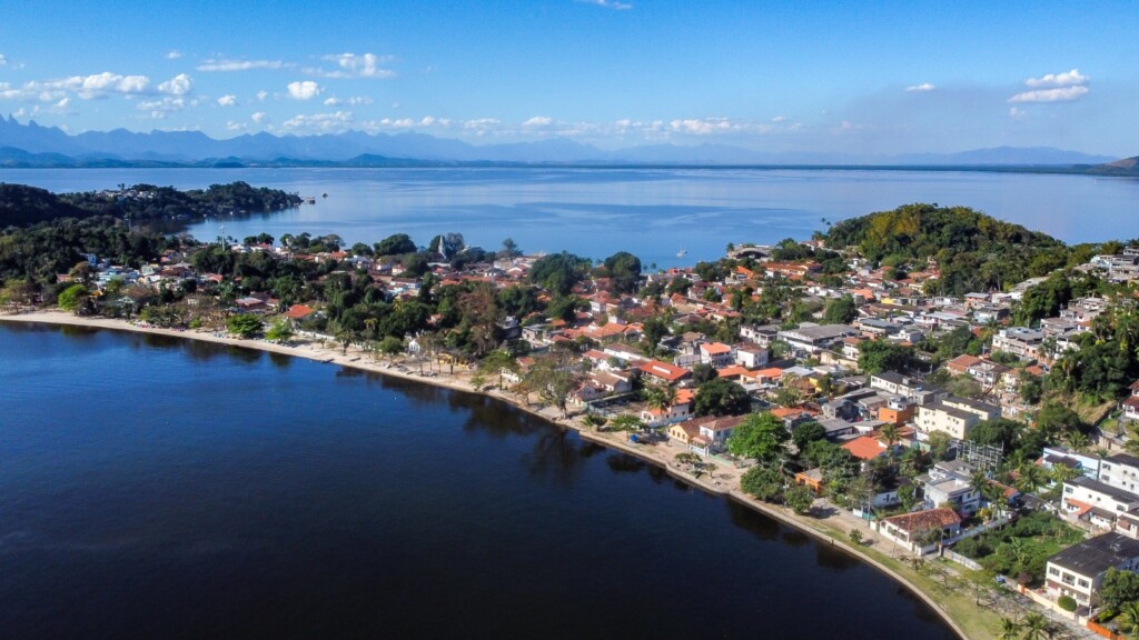 outdoor, árvore, água, natureza, costa, céu, praia, Fotografia aérea, Corpo d’água, Terrenos costeiros e oceânicos, lago, ilha, nuvem, Recursos hídricos, Cidade resort, Vista aérea, Angra, Trópicos, paisagem, montanha, aéreo