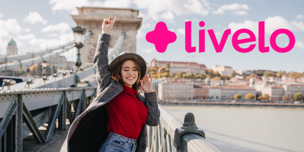 roupas, outdoor, céu, pessoa, nuvem, Rosto humano, jeans, sorriso, viagem, casaco, echarpe, turismo, construção, Moda de rua, água, mulher, ponte, cidade, menina