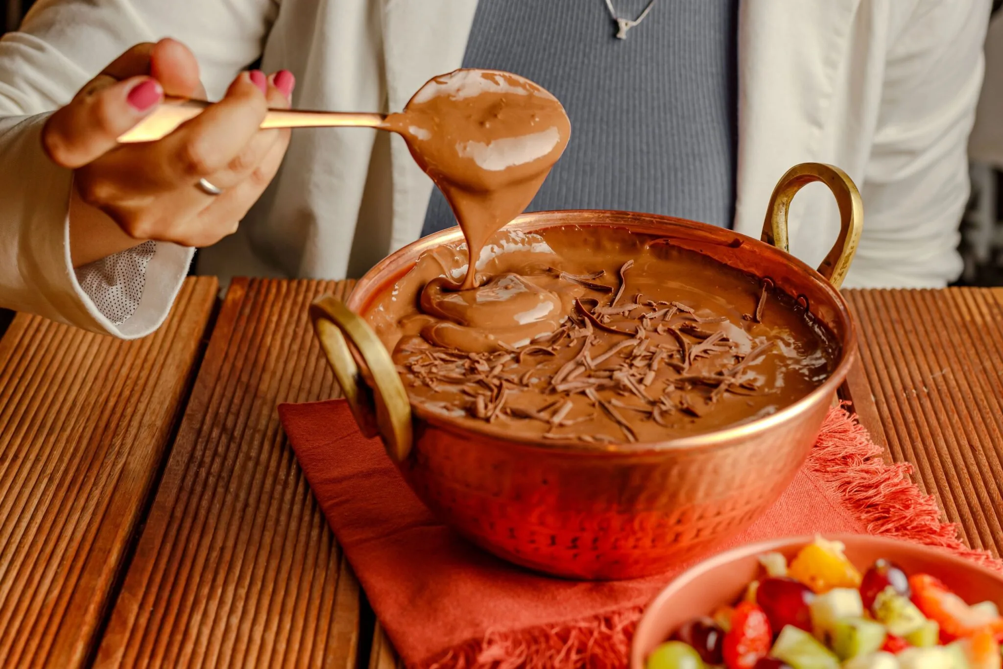 pessoa, alimento, interno, Utensílio de cozinha, refeição, mesa, tigela, louça, colher, de madeira