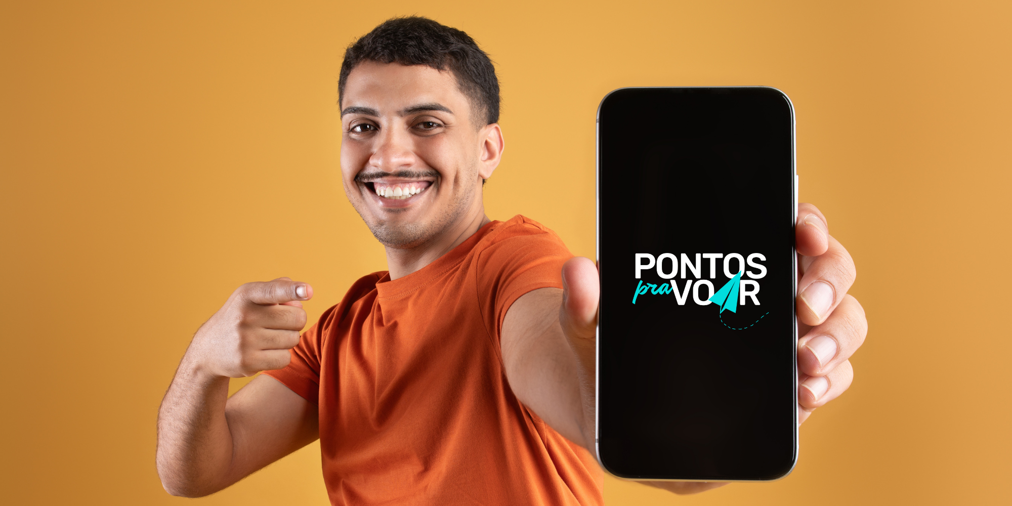 pessoa, Rosto humano, Telefone celular, sorriso, parede, homem, roupas, segurar, aparelho, interno, camisa