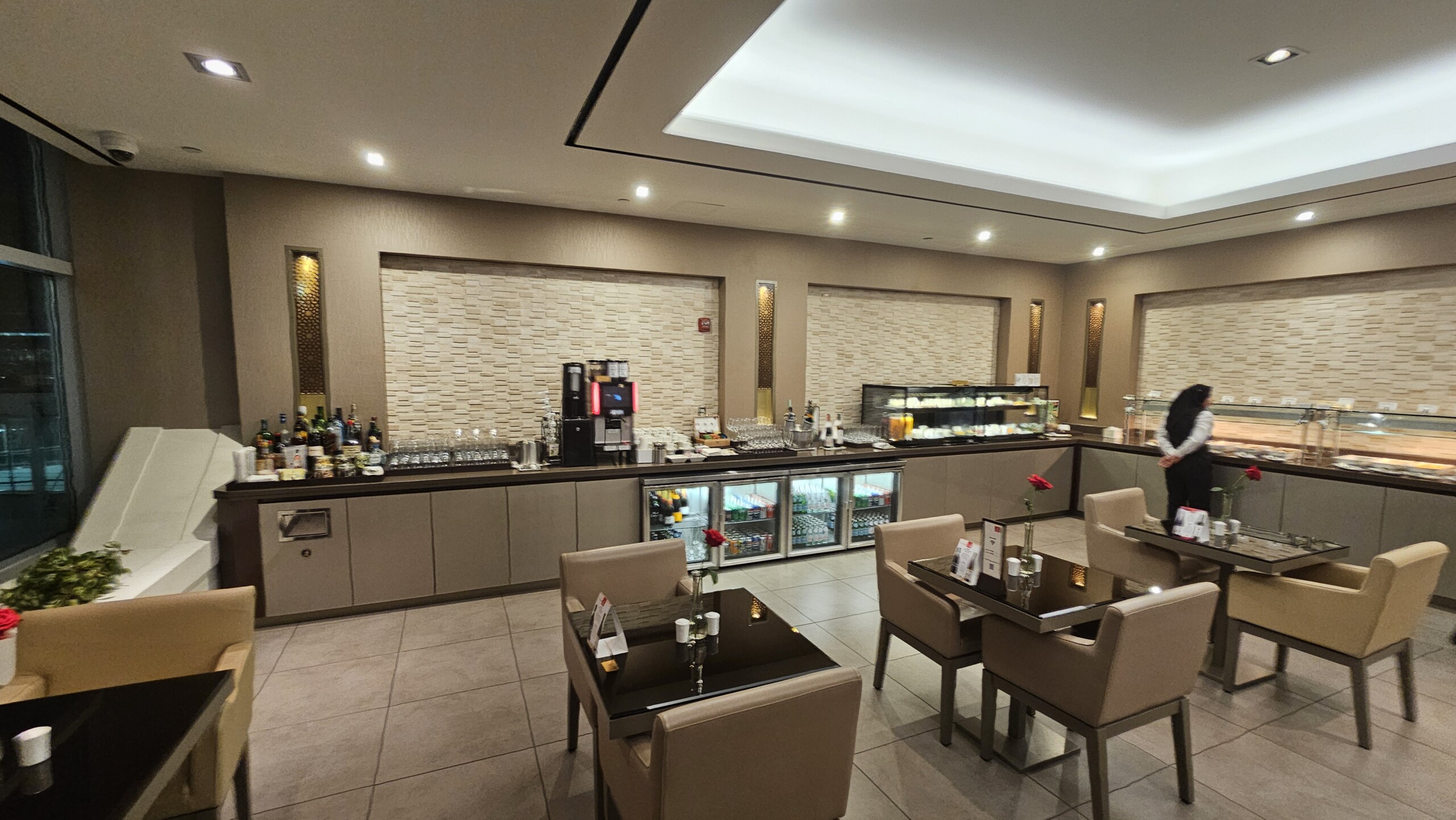 interno, parede, móveis, teto, cadeira, Balcão, design de interiores, Armários, Mesa da sala de jantar e cozinha, piso, restaurante, mesa de café, cozinha, mesa, janela, cômodo, café