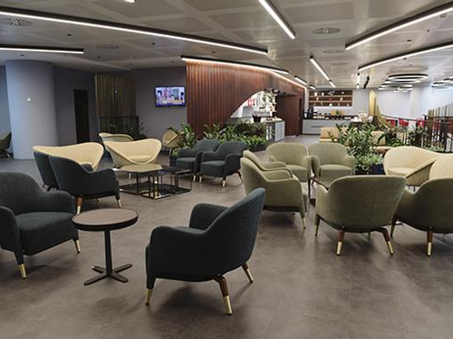 móveis, teto, interno, piso, sofá, design de interiores, Sofá de studio, mesa de café, Apoio de braço, Sala de espera, cômodo, Sofá-cama, Poltrona, lobby, mesa, Assoalho, cadeira, divã, hotel