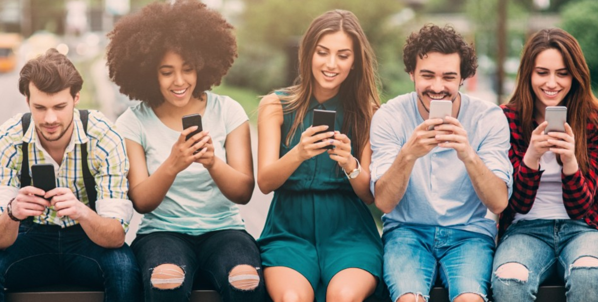 roupas, pessoa, Rosto humano, outdoor, jeans, menina, sorriso, Adolescente, menino, amizade, Grupo, pessoas, grupo, sentar-se, mulher, jovem