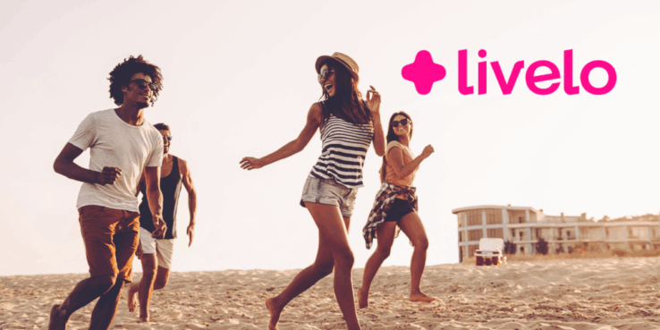 livelo x banner (31) roupas, céu, outdoor, pessoa, calçados, mulher, menina, Shorts, Dança, térreo, praia