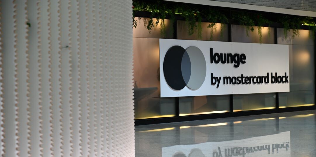 lounge-by-mastercard-black-1 sala vip mastercard guarulhos, exto, captura de tela, placa, interno, janela