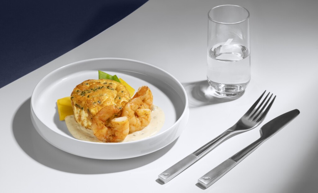 restaurante air france paris, alimento, placa, garfo, Utensílio de cozinha, prato, refeição, talheres, mesa, Culinária, louça, Prato, Utensílios de servir, Taça de vinho, Ceia, colher, acompanhamento, Comida à la carte, Faca, Prataria, brunch, branco, interno