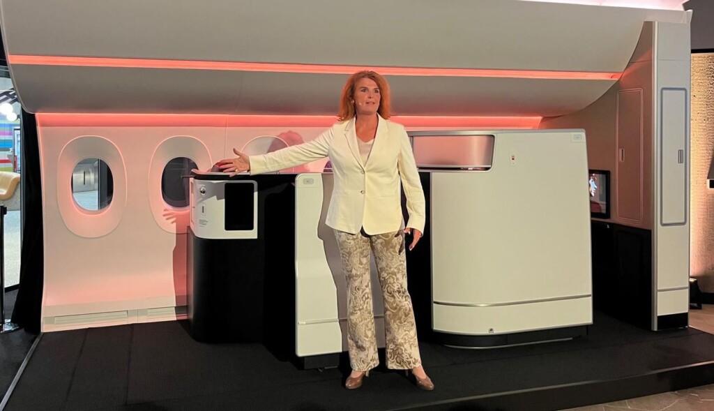 roupas, calçados, Eletrodoméstico, pessoa, Calça, interno, parede, eletrodoméstico, mulher, em pé, piso, geladeira