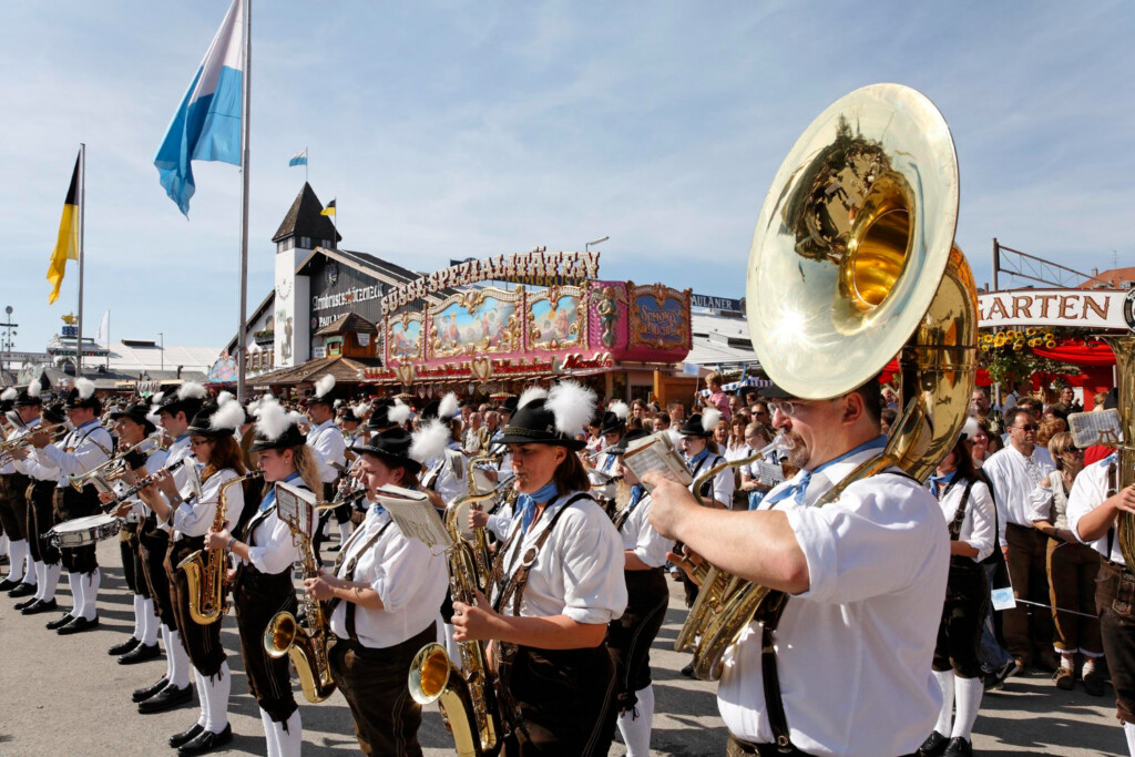 roupas, pessoa, música, céu, outdoor, instrumento musical, latão, homem, Manda marcial, instrumento de metais, trompete, desfile, Marcha, Sousafone, bateria, chifre, banda, baixo, pessoas, orquestra sinfônica, grupo